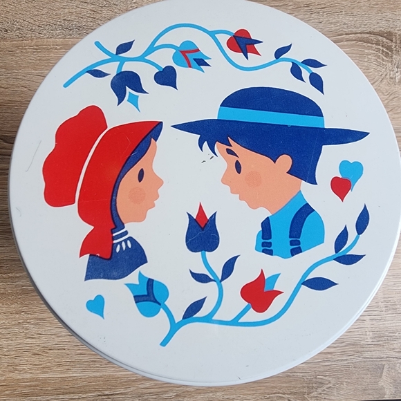 VINTAGE Pennsylvania Dutch Amish White Schoolyard Round Tin Lidded Canister - Picture 2 of 11